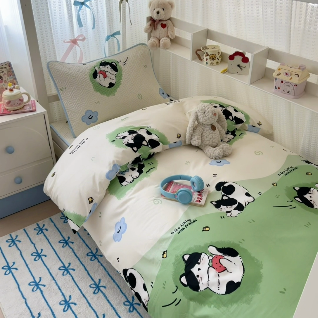 91家纺网 家纺一手货源 找家纺 简宜家居（朝初家纺） 2025新款纯棉夹棉床盖学生三件套 草莓喵 -平铺床盖