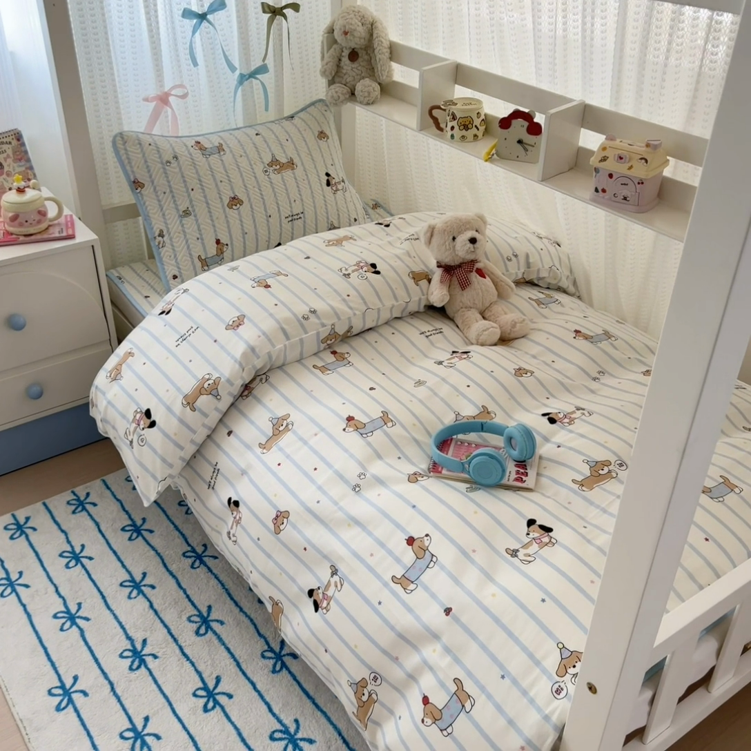 91家纺网 家纺一手货源 找家纺 简宜家居（朝初家纺） 2025新款纯棉夹棉床盖学生三件套 小狗条纹 -平铺床盖