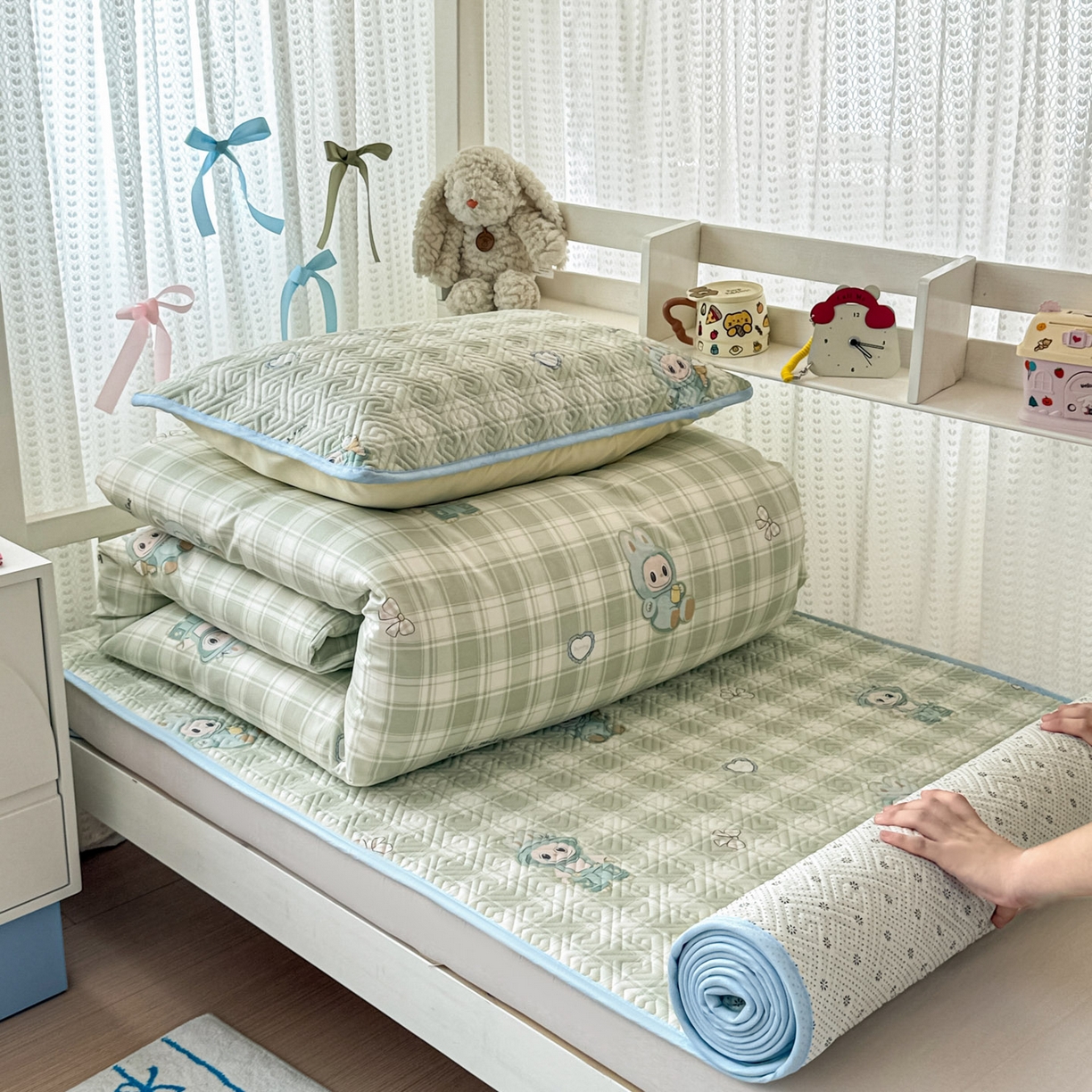 91家纺网 家纺一手货源 找家纺 简宜家居（朝初家纺） 2025新款纯棉夹棉床盖学生三件套 绿格童趣 -平铺床盖