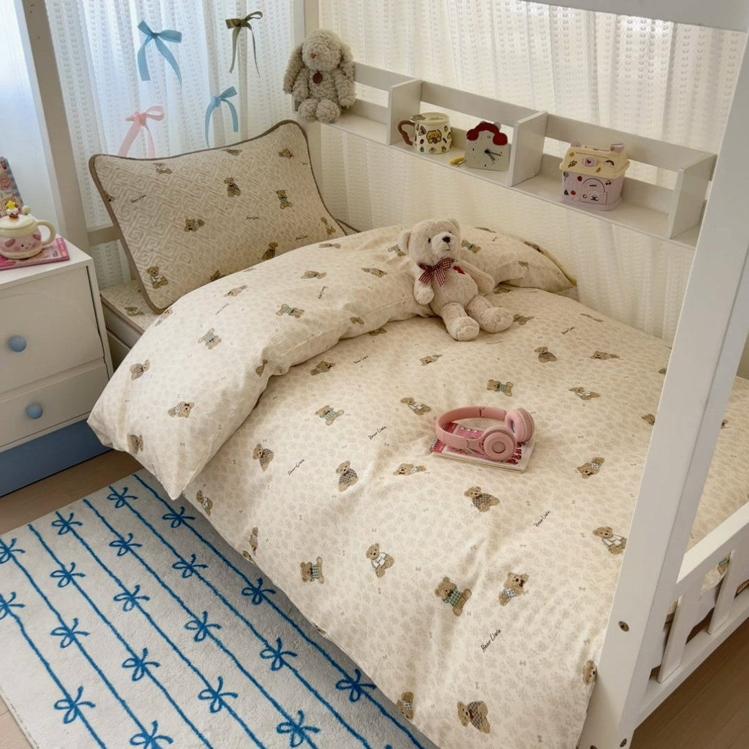 91家纺网 家纺一手货源 找家纺 简宜家居（朝初家纺） 2025新款纯棉夹棉床盖学生三件套 碎花小熊 -平铺床盖