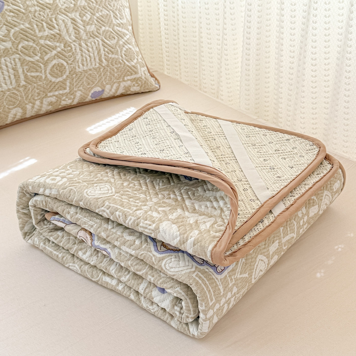 91家纺网 家纺一手货源 找家纺 简宜家居（朝初家纺） 2025新款纯棉夹棉床盖学生三件套 丑萌可爱 -平铺床盖