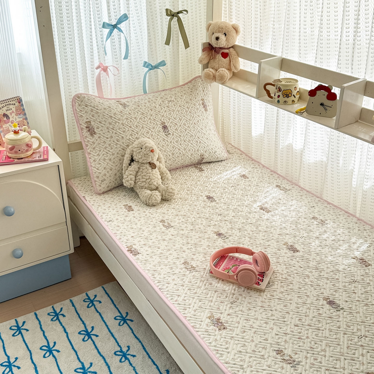 91家纺网 家纺一手货源 找家纺 简宜家居（朝初家纺） 2025新款纯棉夹棉床盖学生三件套 花丛中的熊 -平铺床盖