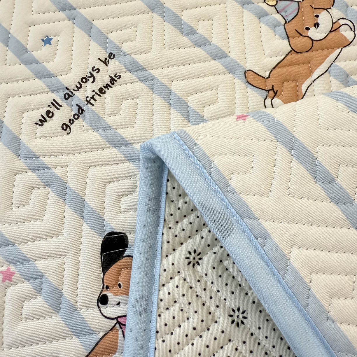 91家纺网 家纺一手货源 找家纺 简宜家居（朝初家纺） 2025新款纯棉夹棉床盖学生三件套 小狗条纹 -平铺床盖