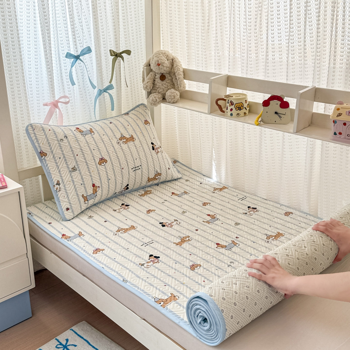 91家纺网 家纺一手货源 找家纺 简宜家居（朝初家纺） 2025新款纯棉夹棉床盖学生三件套 小狗条纹 -平铺床盖