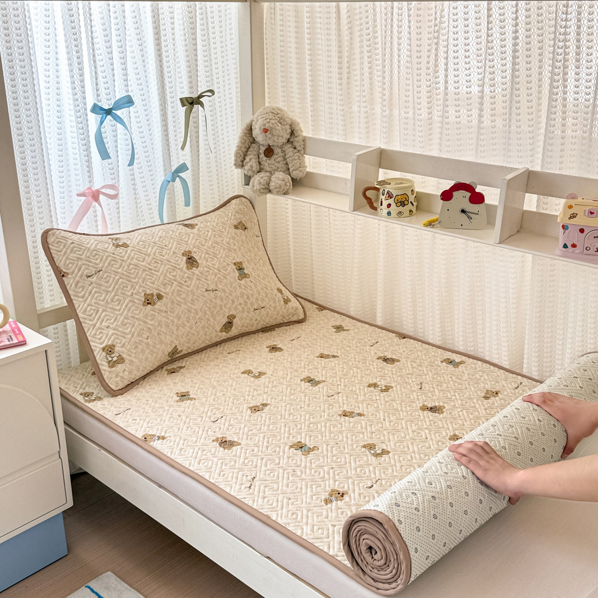 91家纺网 家纺一手货源 找家纺 简宜家居（朝初家纺） 2025新款纯棉夹棉床盖学生三件套 碎花小熊 -平铺床盖