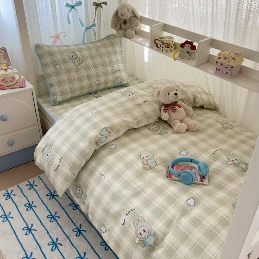 91家纺网 家纺一手货源 找家纺 简宜家居（朝初家纺） 2025新款纯棉夹棉床盖学生三件套 绿格童趣 -平铺床盖