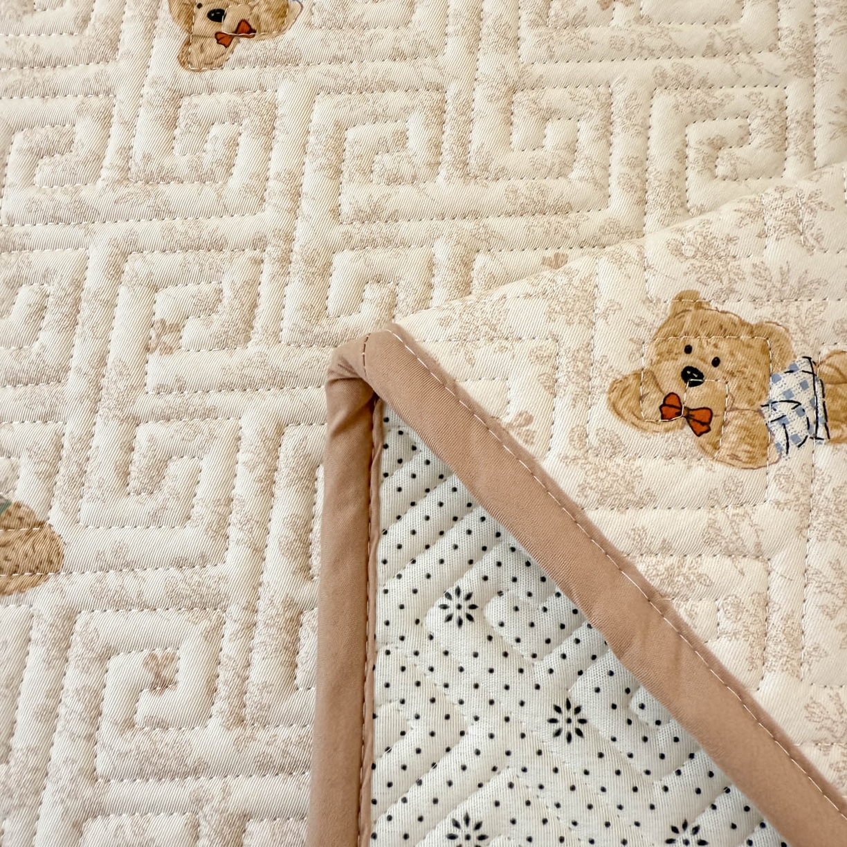 91家纺网 家纺一手货源 找家纺 简宜家居（朝初家纺） 2025新款纯棉夹棉床盖学生三件套 碎花小熊 -平铺床盖