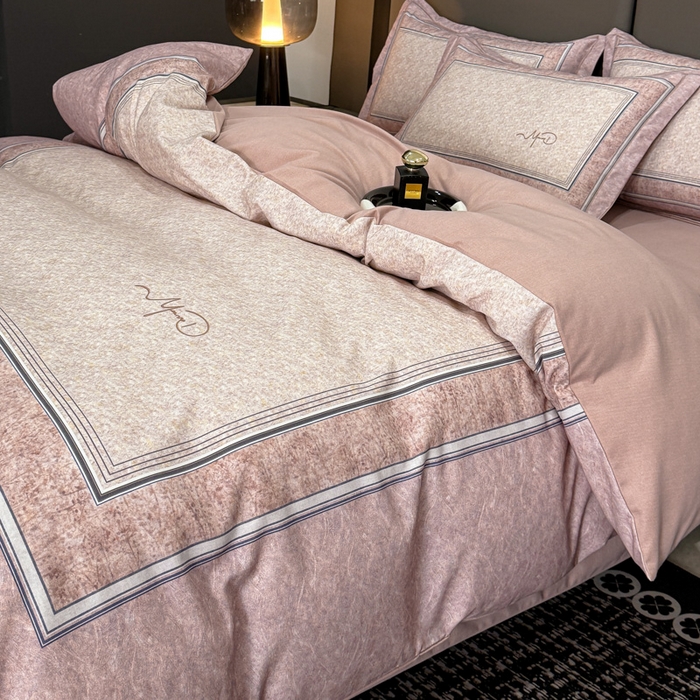 91家纺网 家纺一手货源 找家纺 喜四方 2025新款加厚全棉大版印花四件套 复古图腾-粉