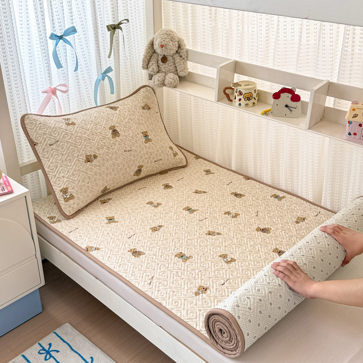 91家纺网 家纺一手货源 找家纺 简宜家居（朝初家纺） 2025新款纯棉夹棉床盖学生三件套 碎花小熊 -平铺床盖