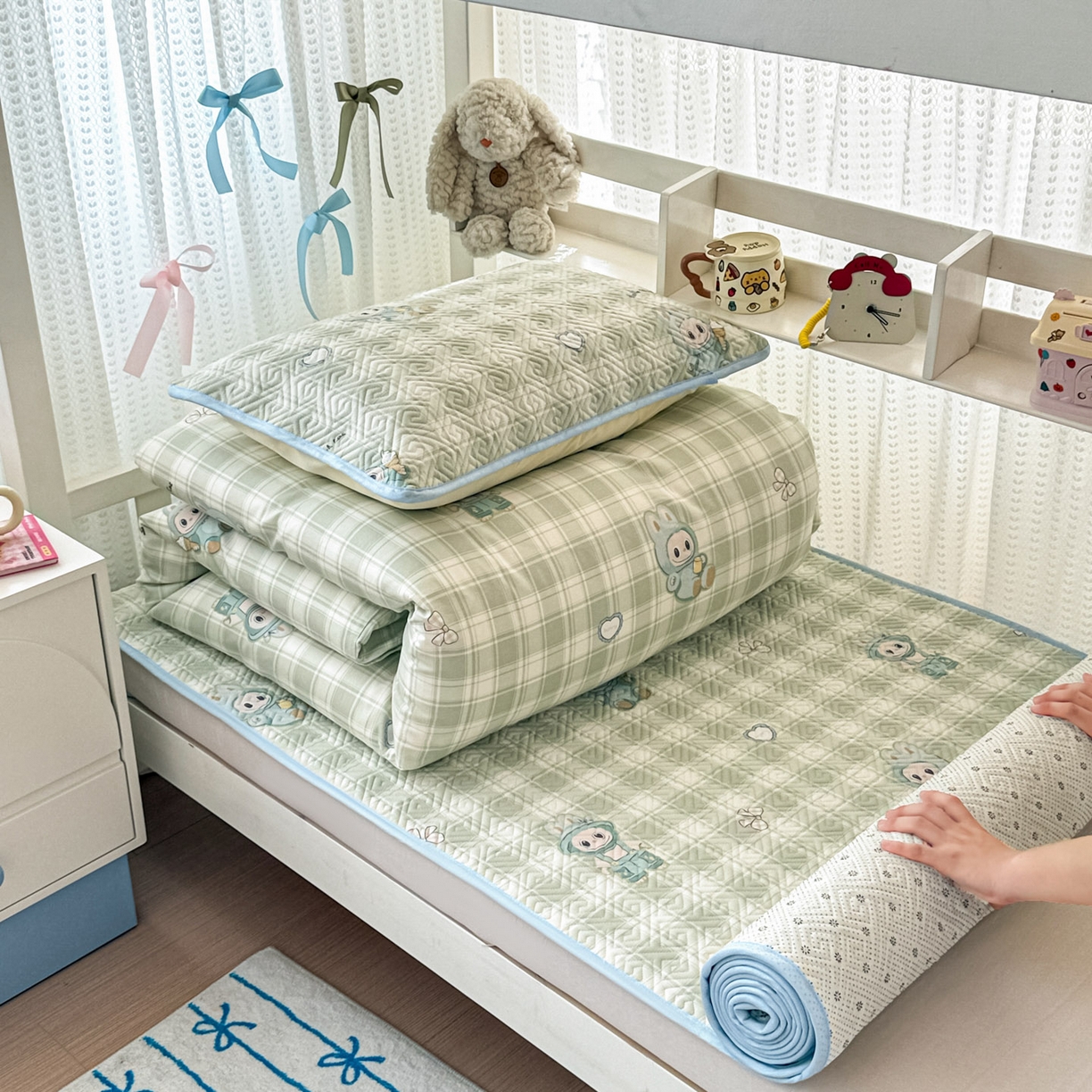 91家纺网 家纺一手货源 找家纺 简宜家居（朝初家纺） 2025新款纯棉夹棉床盖学生三件套 绿格童趣 -平铺床盖