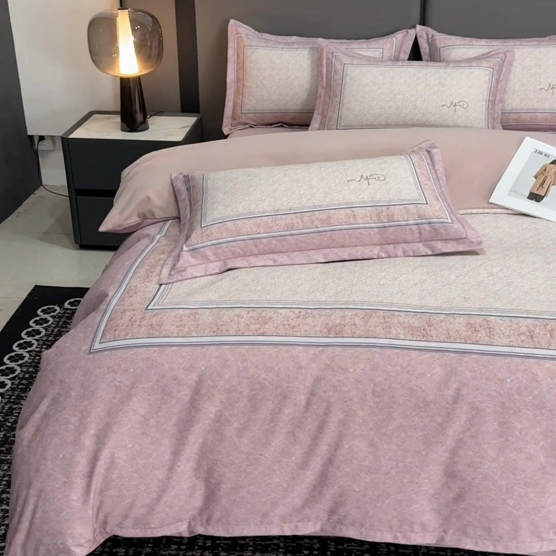 91家纺网 家纺一手货源 找家纺 喜四方 2025新款加厚全棉大版印花四件套 复古图腾-粉