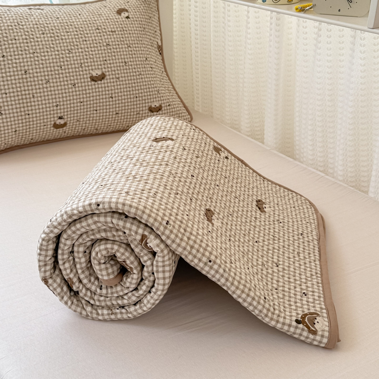 91家纺网 家纺一手货源 找家纺 简宜家居（朝初家纺） 2025新款纯棉夹棉床盖学生三件套 格纹崽崽 -平铺床盖