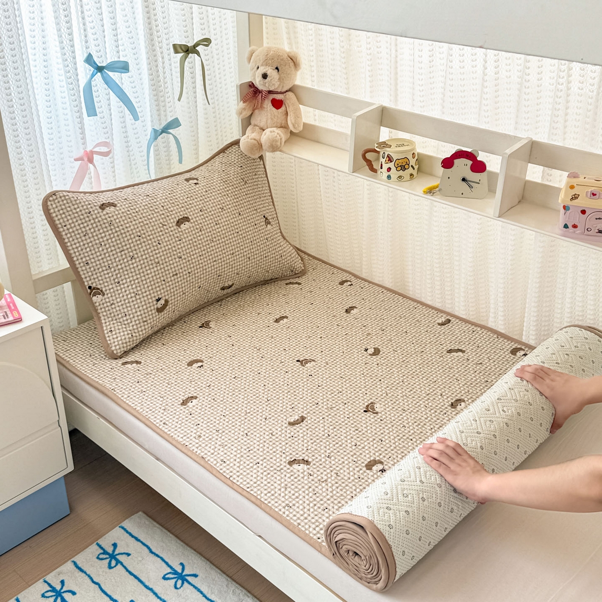 91家纺网 家纺一手货源 找家纺 简宜家居（朝初家纺） 2025新款纯棉夹棉床盖学生三件套 格纹崽崽 -平铺床盖