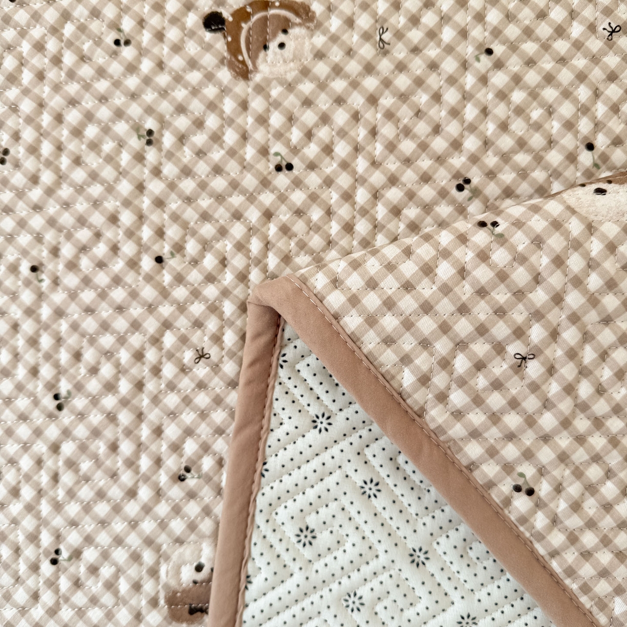 91家纺网 家纺一手货源 找家纺 简宜家居（朝初家纺） 2025新款纯棉夹棉床盖学生三件套 格纹崽崽 -平铺床盖