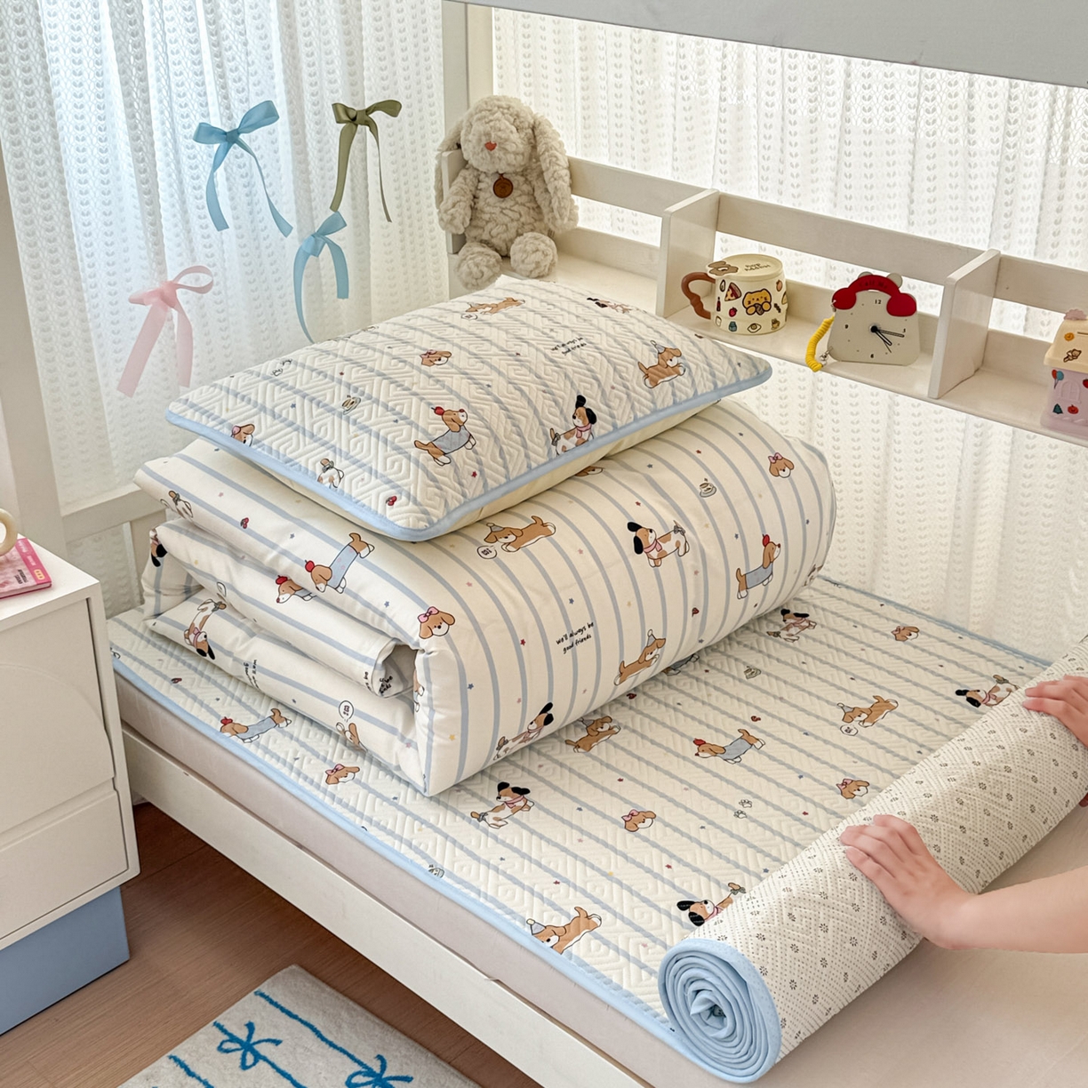 91家纺网 家纺一手货源 找家纺 简宜家居（朝初家纺） 2025新款纯棉夹棉床盖学生三件套 小狗条纹 -平铺床盖