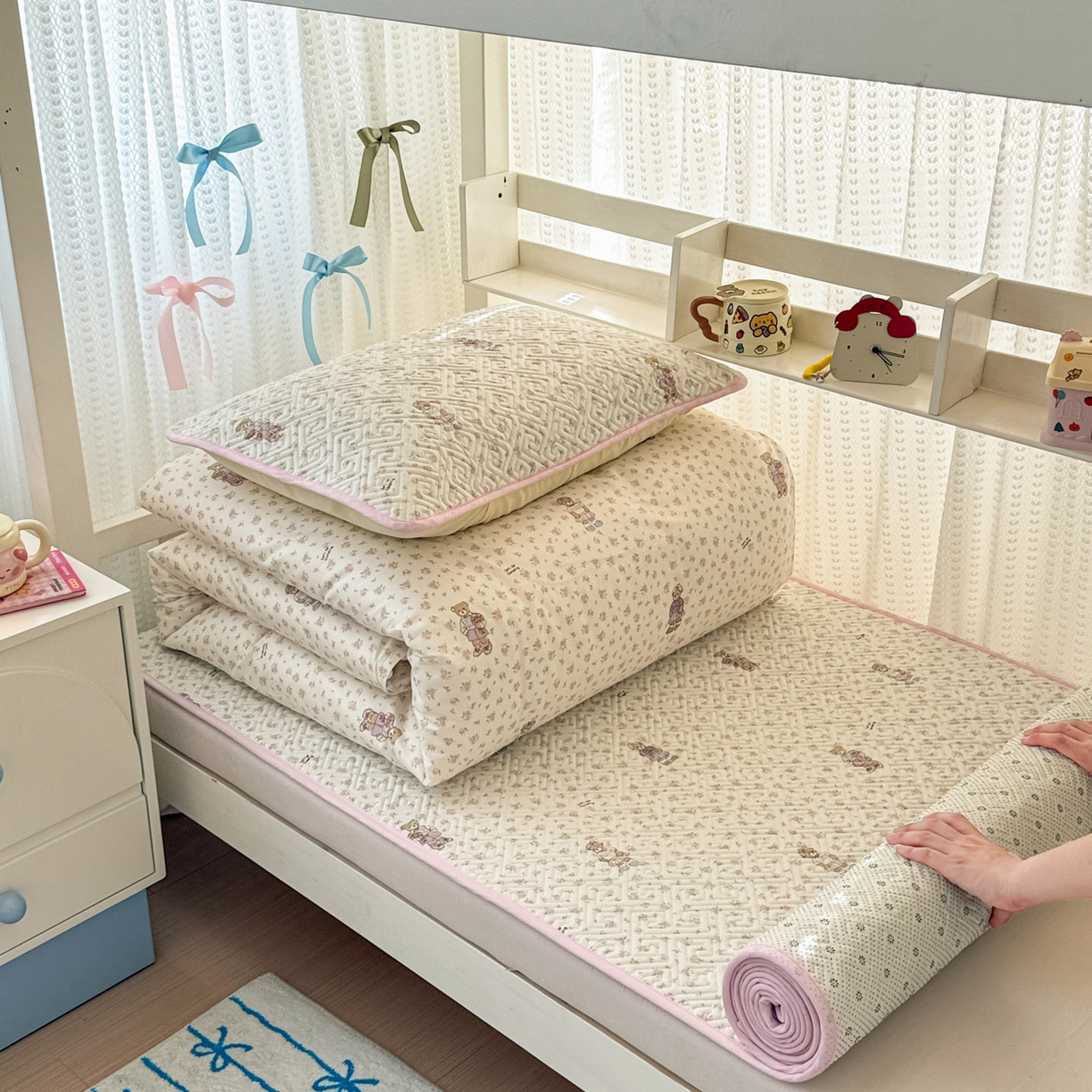 91家纺网 家纺一手货源 找家纺 简宜家居（朝初家纺） 2025新款纯棉夹棉床盖学生三件套 花丛中的熊 -平铺床盖