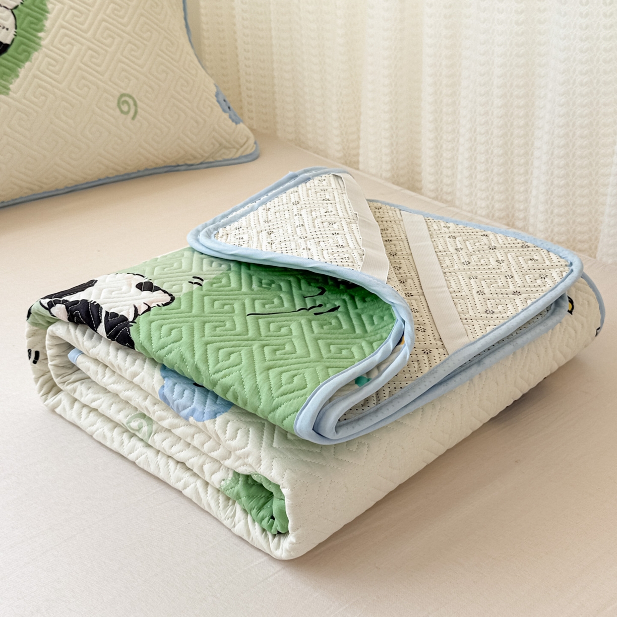 91家纺网 家纺一手货源 找家纺 简宜家居（朝初家纺） 2025新款纯棉夹棉床盖学生三件套 草莓喵 -平铺床盖