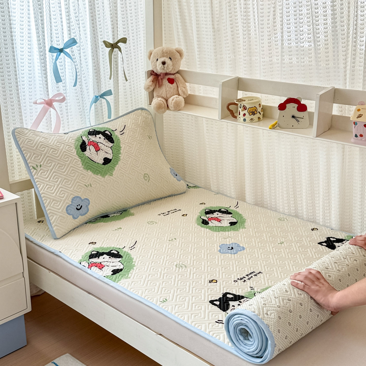 91家纺网 家纺一手货源 找家纺 简宜家居（朝初家纺） 2025新款纯棉夹棉床盖学生三件套 草莓喵 -平铺床盖