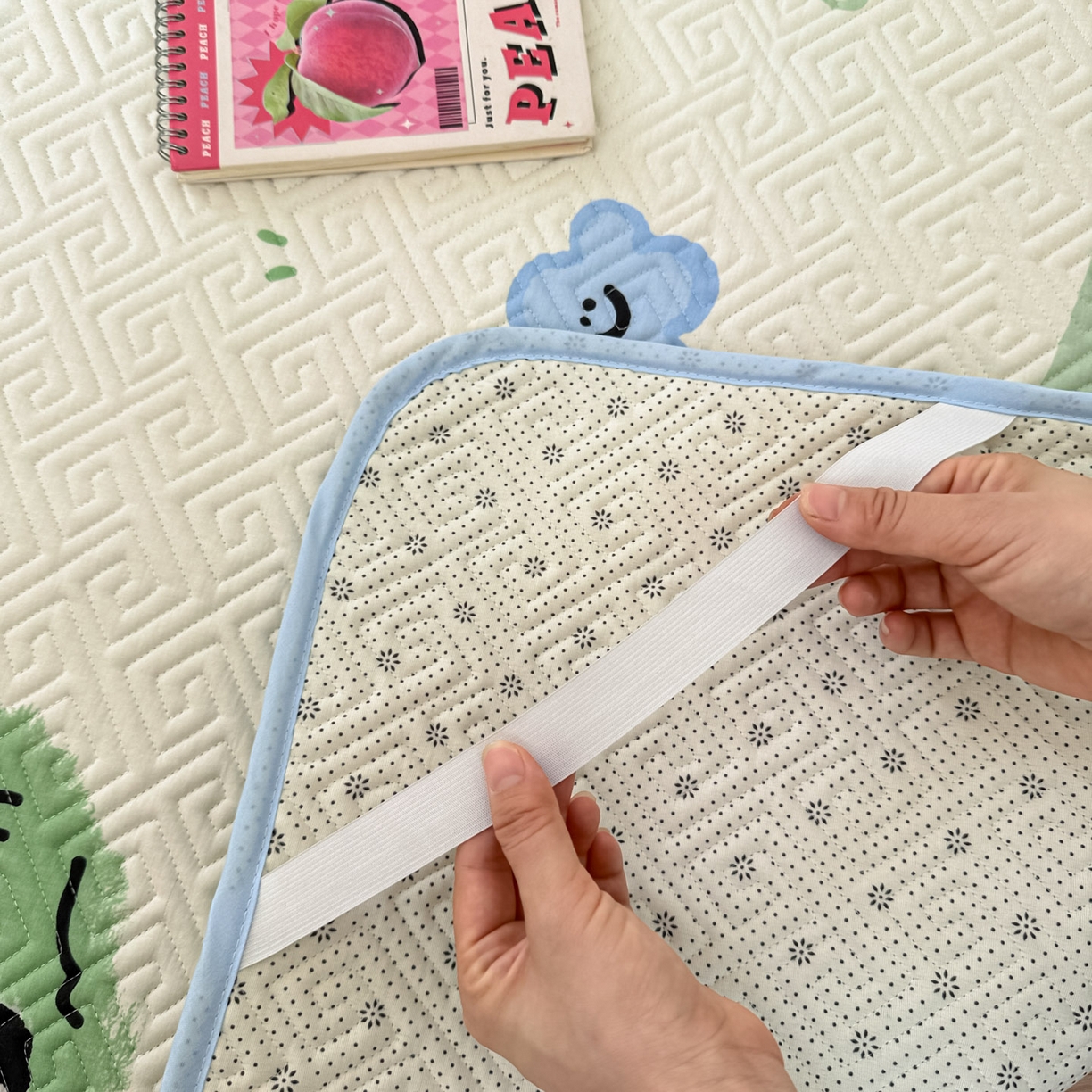 91家纺网 家纺一手货源 找家纺 简宜家居（朝初家纺） 2025新款纯棉夹棉床盖学生三件套 草莓喵 -平铺床盖