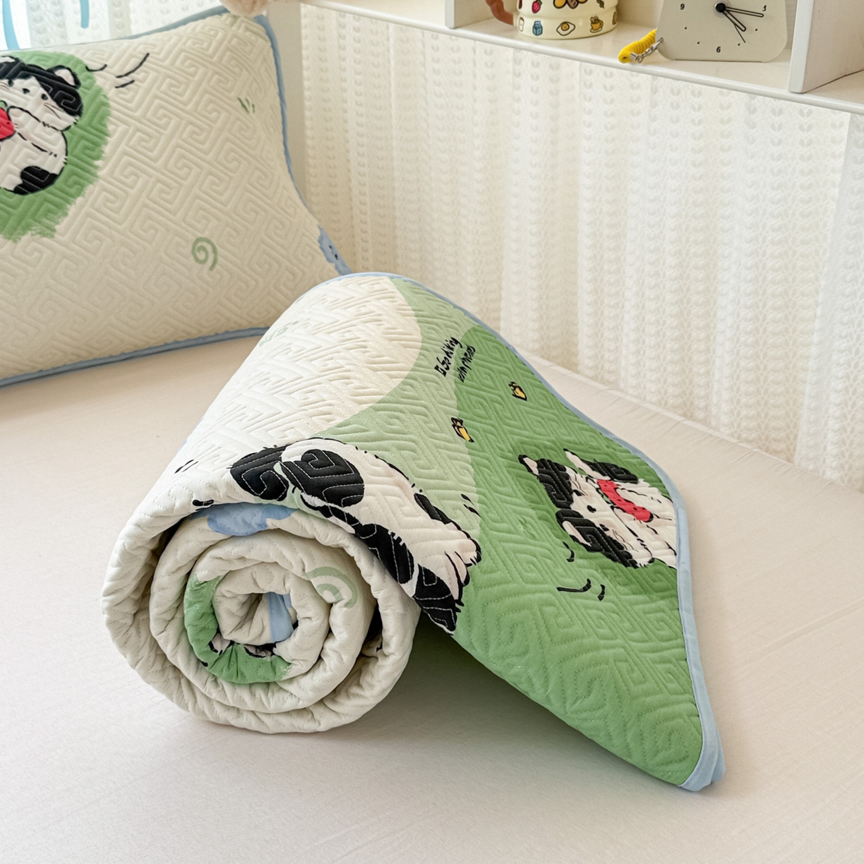 91家纺网 家纺一手货源 找家纺 简宜家居（朝初家纺） 2025新款纯棉夹棉床盖学生三件套 草莓喵 -平铺床盖