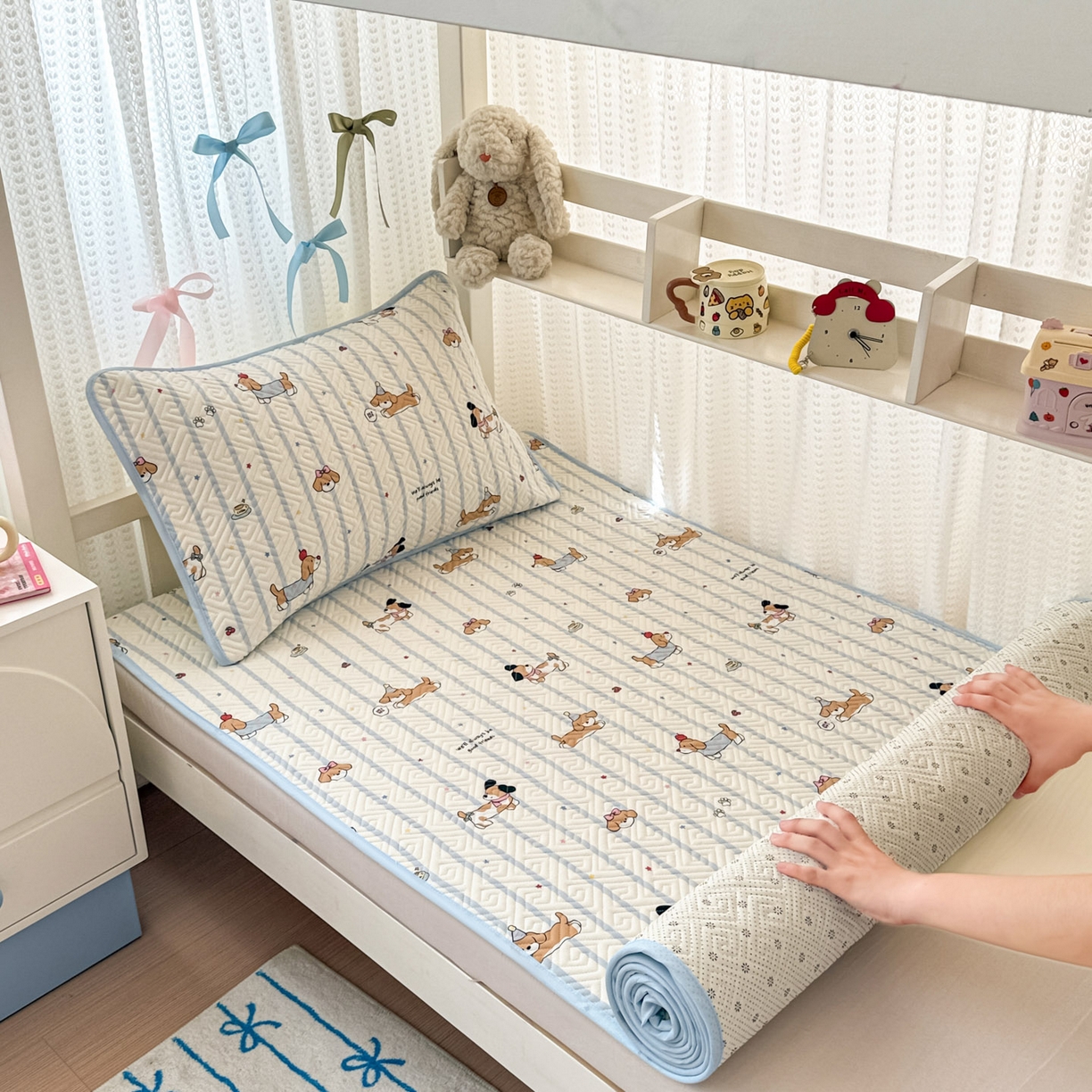 91家纺网 家纺一手货源 找家纺 简宜家居（朝初家纺） 2025新款纯棉夹棉床盖学生三件套 小狗条纹 -平铺床盖