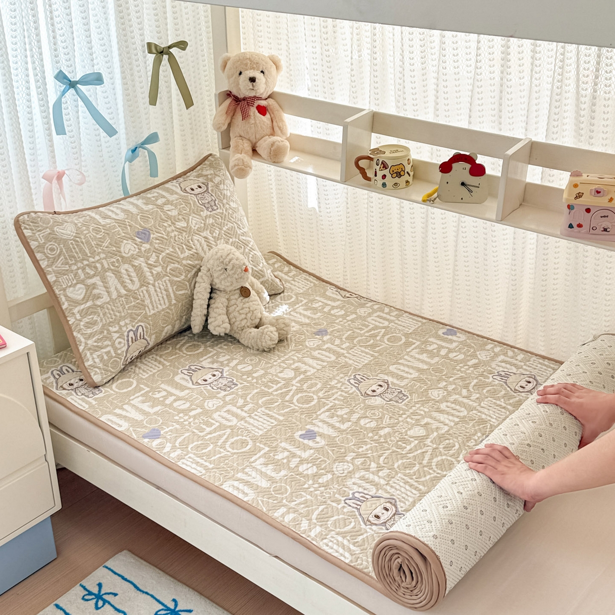 91家纺网 家纺一手货源 找家纺 简宜家居（朝初家纺） 2025新款纯棉夹棉床盖学生三件套 丑萌可爱 -平铺床盖