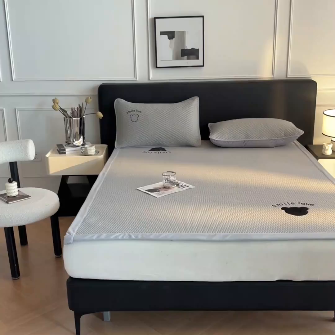 91家纺网 家纺一手货源 找家纺 奇丝雅 2025新款A类凉豆豆凉席-成人款 八宝熊  -灰