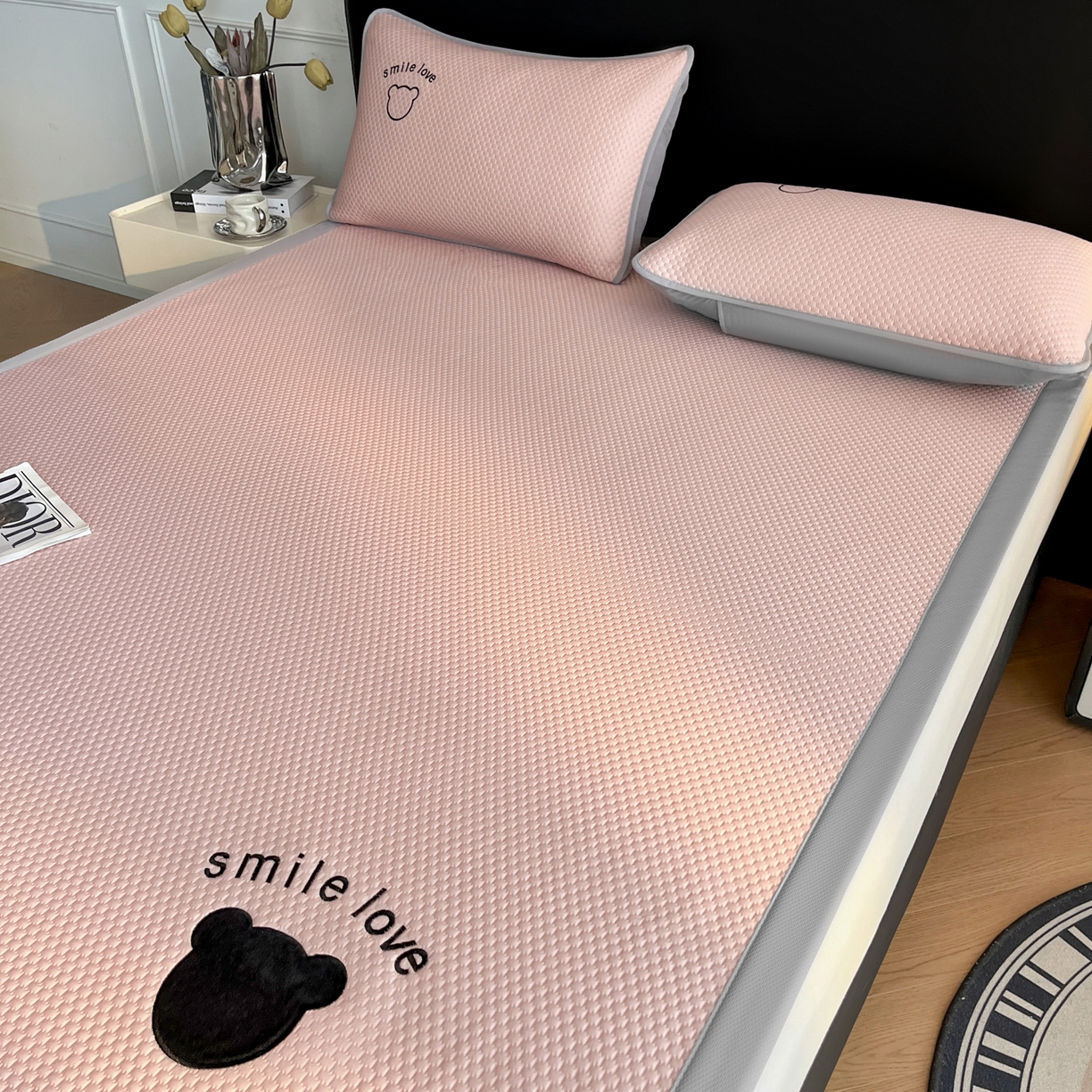 91家纺网 家纺一手货源 找家纺 奇丝雅 2025新款冰豆豆凉席冰丝床单单件冰丝席家用单人学生宿舍上下铺寝室-成人款 八宝熊  -粉