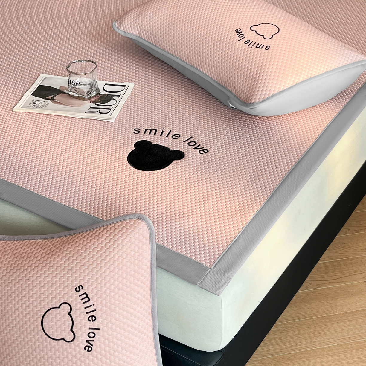 91家纺网 家纺一手货源 找家纺 奇丝雅 2025新款冰豆豆凉席冰丝床单单件冰丝席家用单人学生宿舍上下铺寝室-成人款 八宝熊  -粉