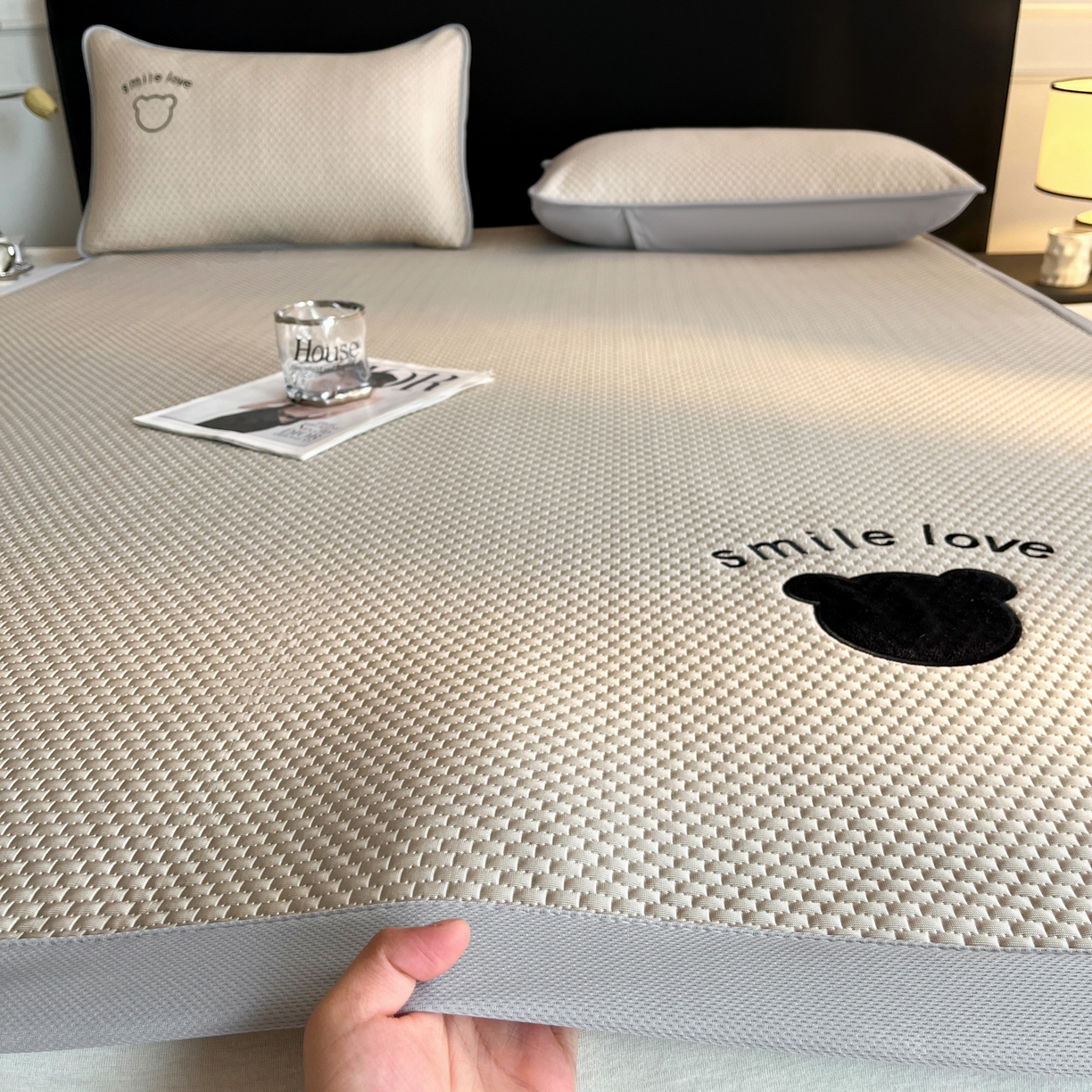 91家纺网 家纺一手货源 找家纺 奇丝雅 2025新款冰豆豆凉席冰丝床单单件冰丝席家用单人学生宿舍上下铺寝室-成人款 八宝熊  -卡其