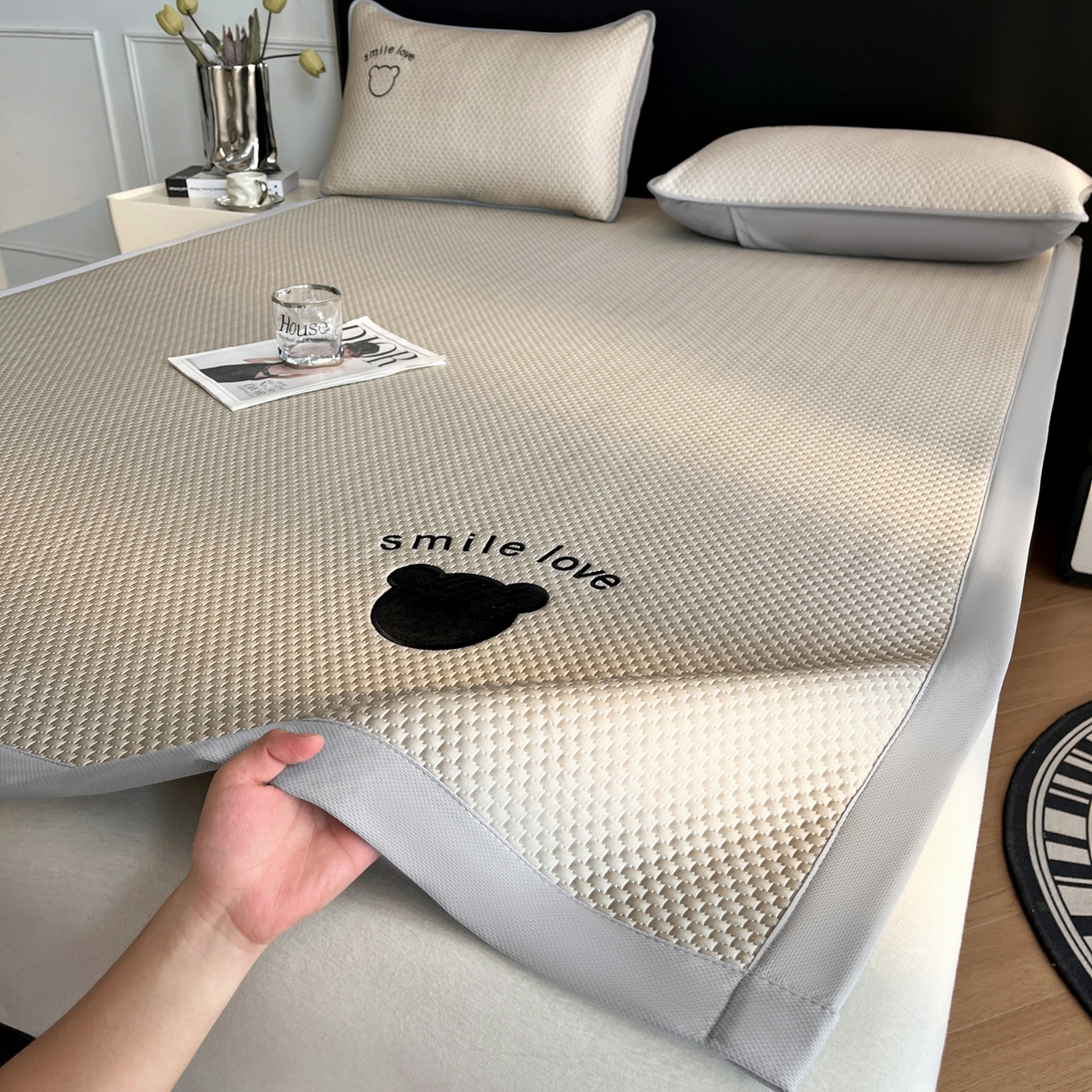 91家纺网 家纺一手货源 找家纺 奇丝雅 2025新款冰豆豆凉席冰丝床单单件冰丝席家用单人学生宿舍上下铺寝室-成人款 八宝熊  -卡其