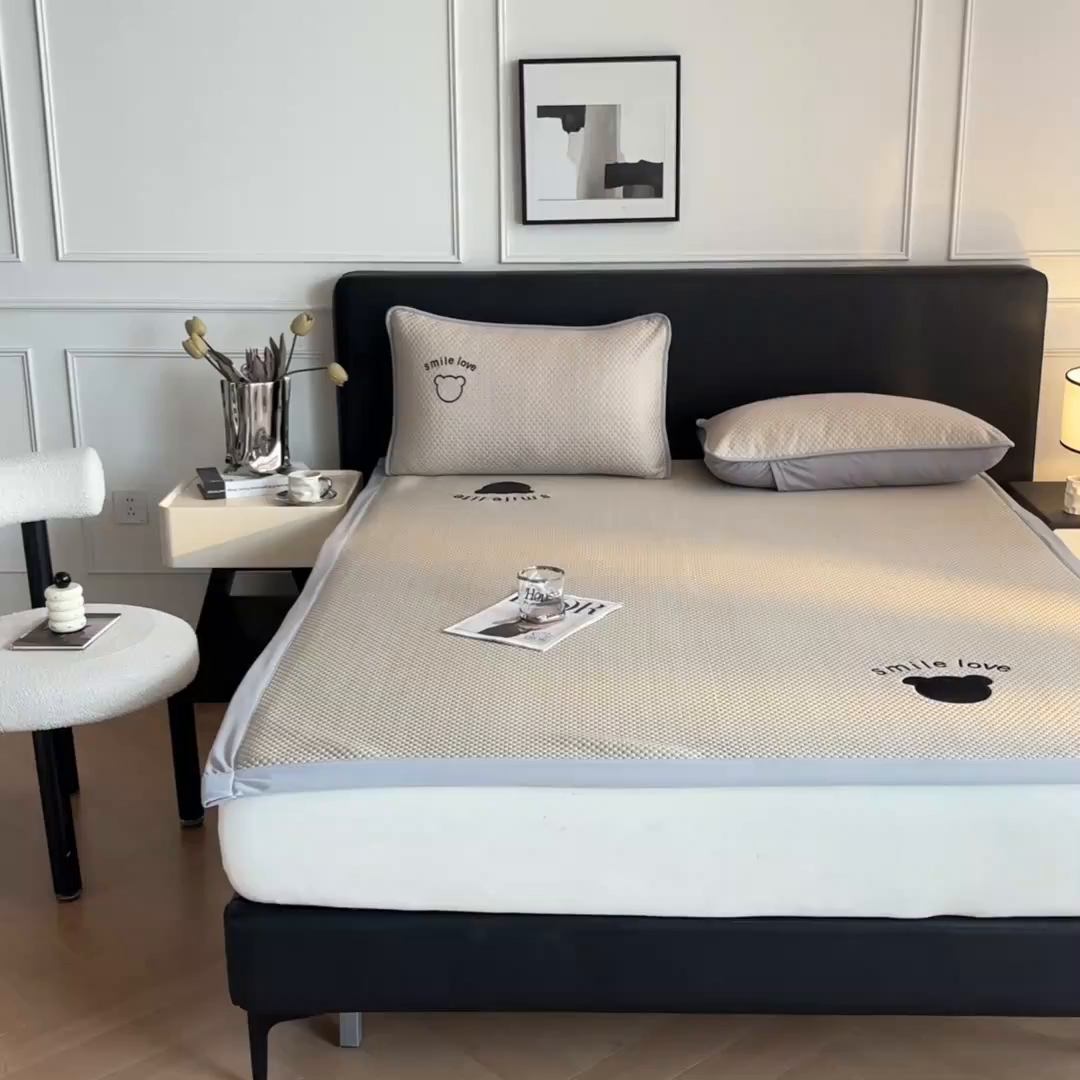 91家纺网 家纺一手货源 找家纺 奇丝雅 2025新款冰豆豆凉席冰丝床单单件冰丝席家用单人学生宿舍上下铺寝室-成人款 八宝熊  -卡其