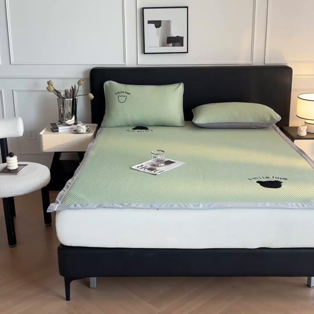 91家纺网 家纺一手货源 找家纺 奇丝雅 2025新款冰豆豆凉席冰丝床单单件冰丝席家用单人学生宿舍上下铺寝室-成人款八宝熊  -绿