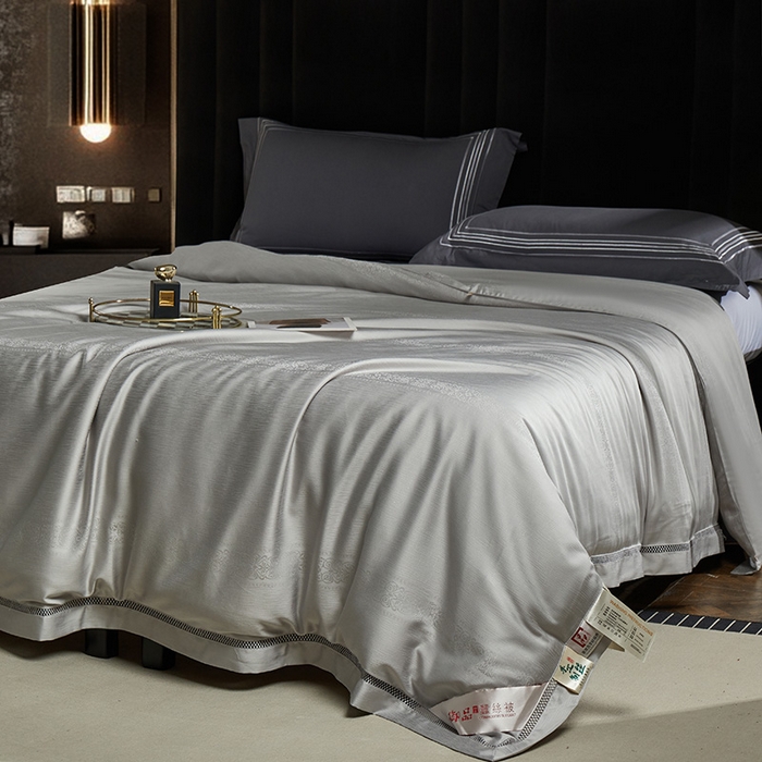 91家纺网 家纺一手货源 找家纺 群鹿蚕丝羽绒馆 2025新款高支全棉蚕丝被镂空款绫系列【柞蚕丝填充可质检】 镂空款绫系列高级灰