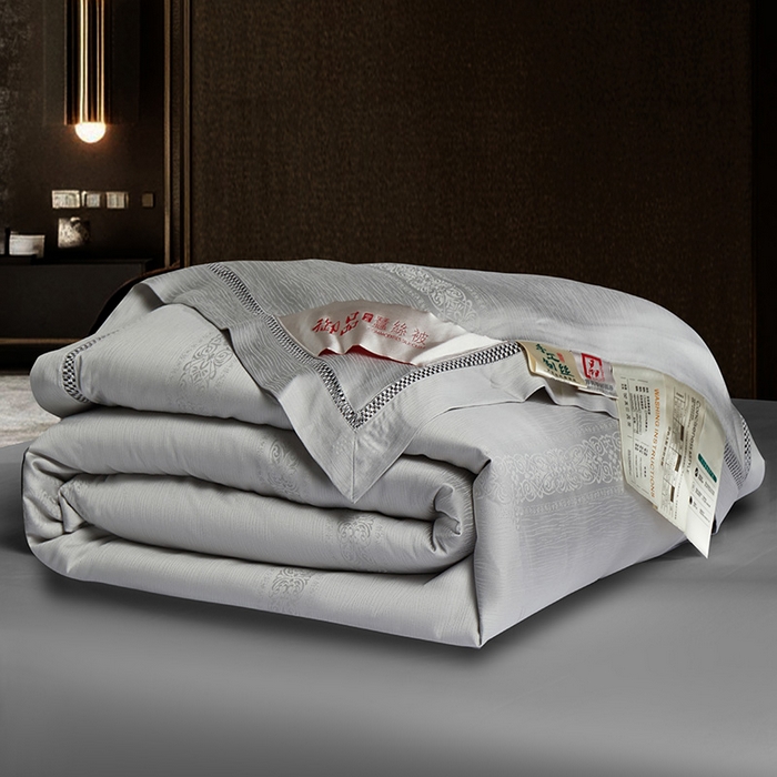 91家纺网 家纺一手货源 找家纺 群鹿蚕丝羽绒馆 2025新款高支全棉蚕丝被镂空款绫系列【柞蚕丝填充可质检】 镂空款绫系列高级灰