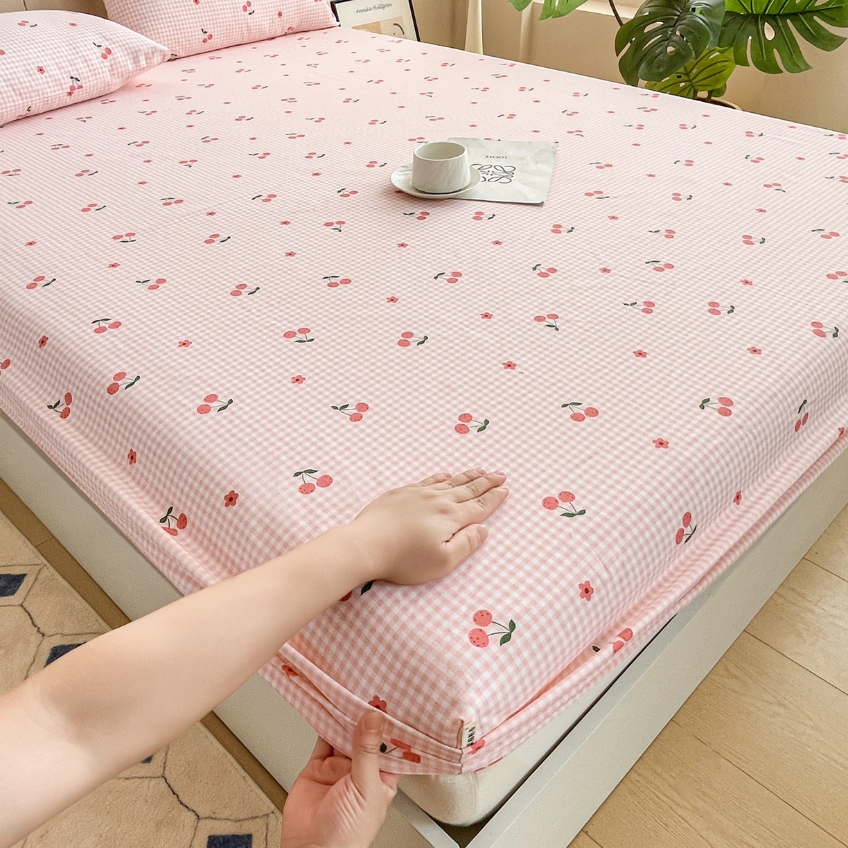 91家纺网 家纺一手货源 找家纺 首爱家纺 2025新款升级细纱原棉老粗布印花单床笠床笠单件单品床笠 格子樱桃