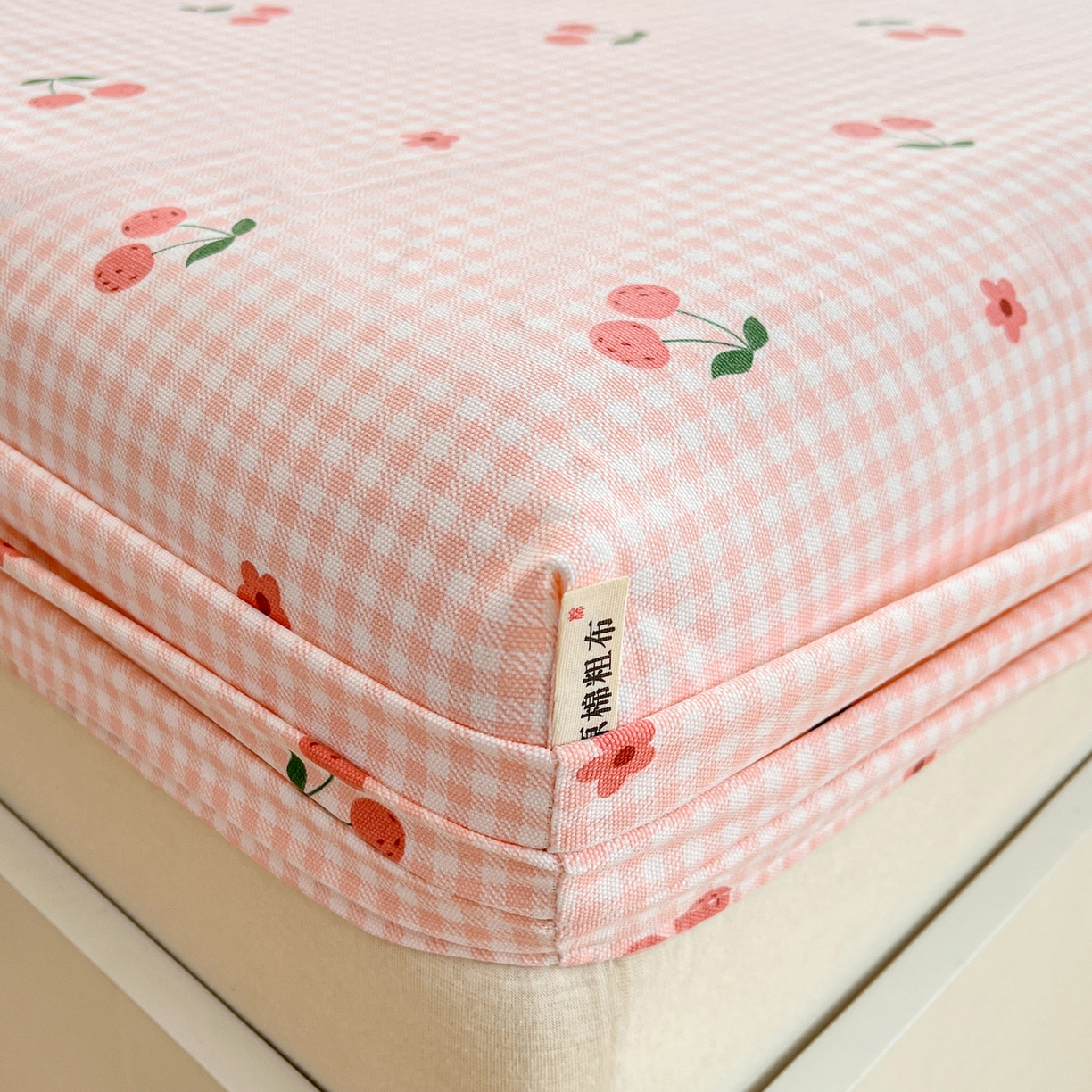 91家纺网 家纺一手货源 找家纺 首爱家纺 2025新款升级细纱原棉老粗布印花单床笠床笠单件单品床笠 格子樱桃