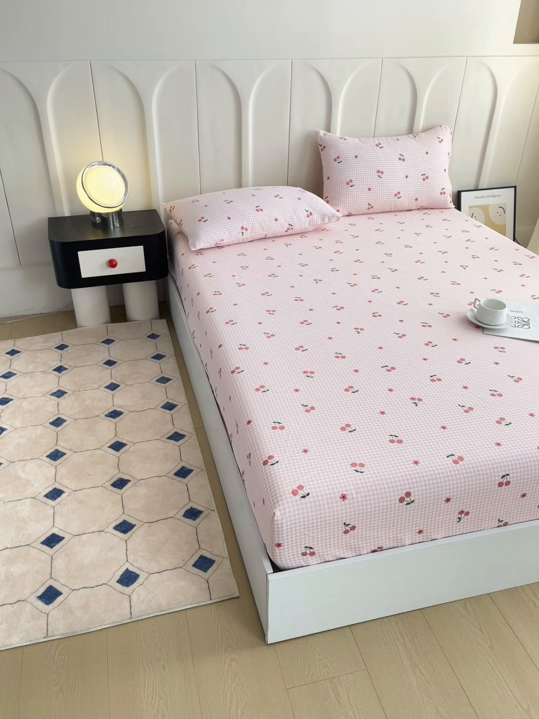 91家纺网 家纺一手货源 找家纺 首爱家纺 2025新款升级细纱原棉老粗布印花单床笠床笠单件单品床笠 格子樱桃