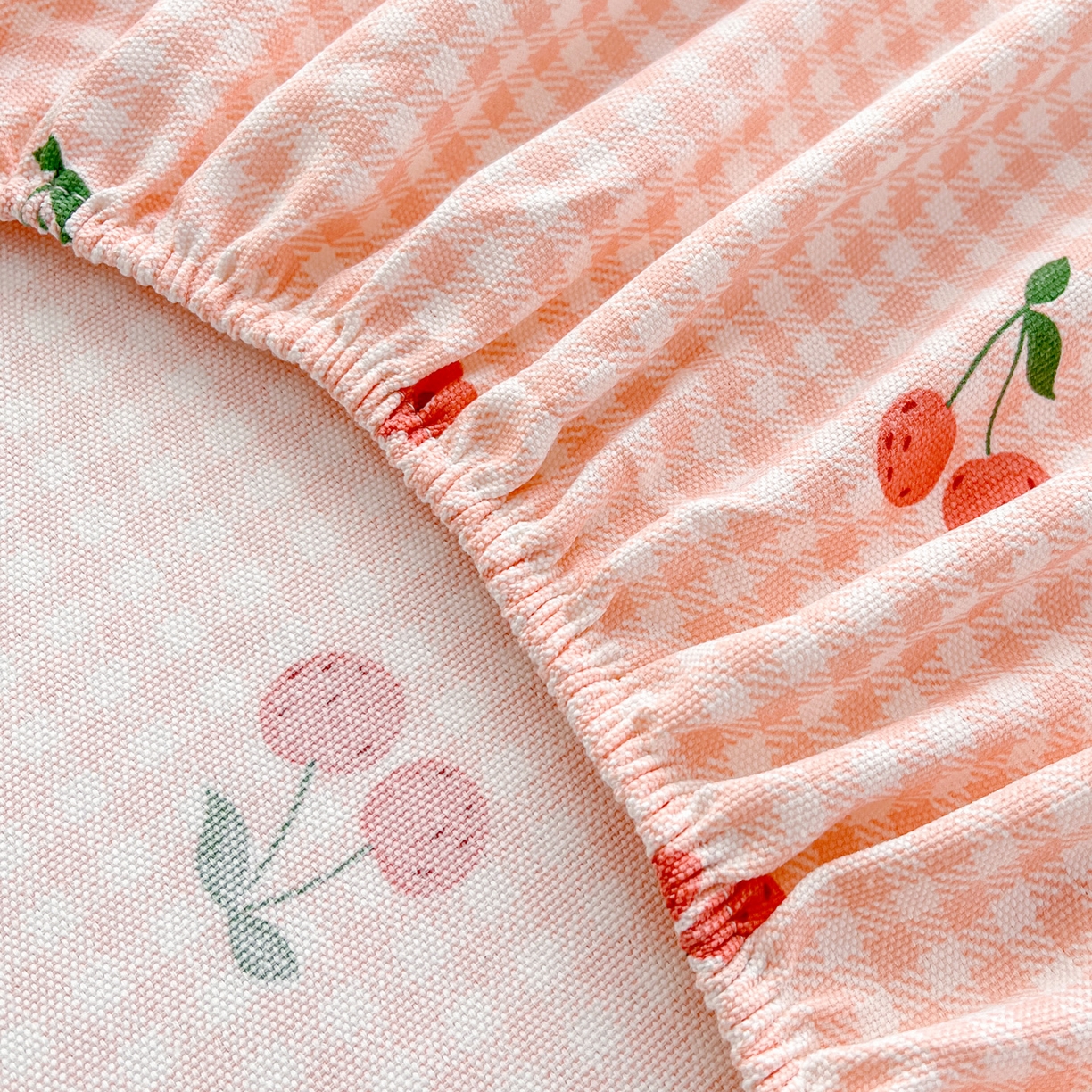 91家纺网 家纺一手货源 找家纺 棉乐町家居 2025新款升级细纱原棉老粗布印花单床笠床笠单件单品床笠 格子樱桃