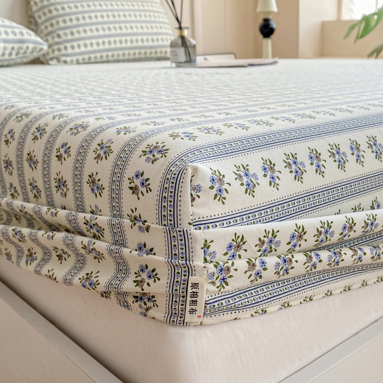 91家纺网 家纺一手货源 找家纺 棉乐町家居 2025新款升级细纱原棉老粗布印花单床笠床笠单件单品床笠 蓝心