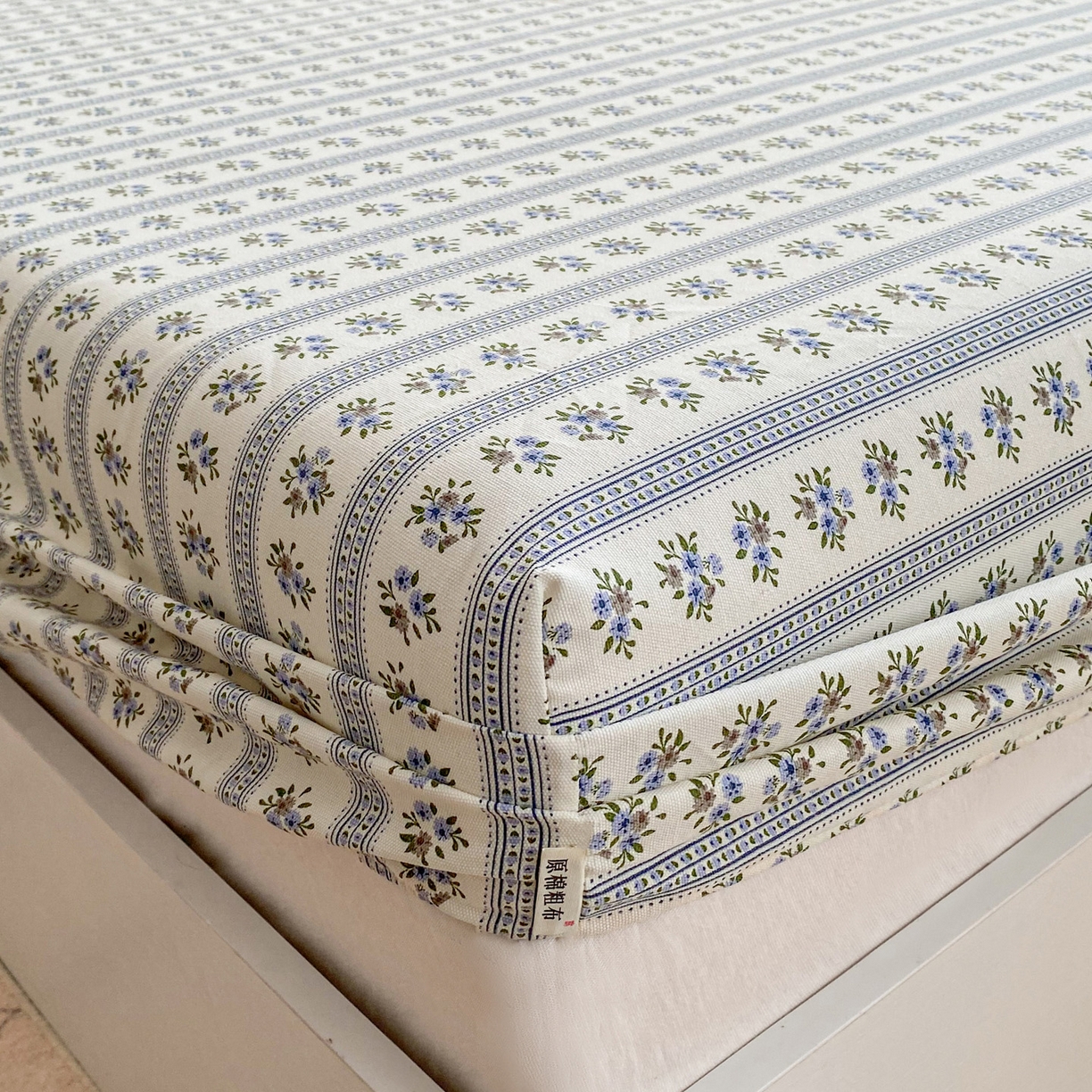 91家纺网 家纺一手货源 找家纺 棉乐町家居 2025新款升级细纱原棉老粗布印花单床笠床笠单件单品床笠 蓝心