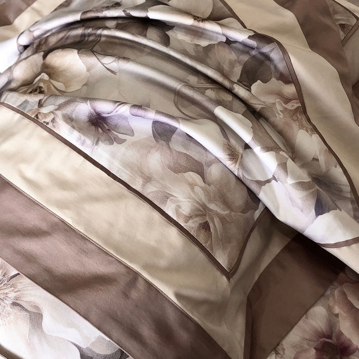 91家纺网 家纺一手货源 找家纺 佳汐蓝家纺 2025秋冬新款臻棉磨毛数码印花大拼角四件套 嘉园-咖