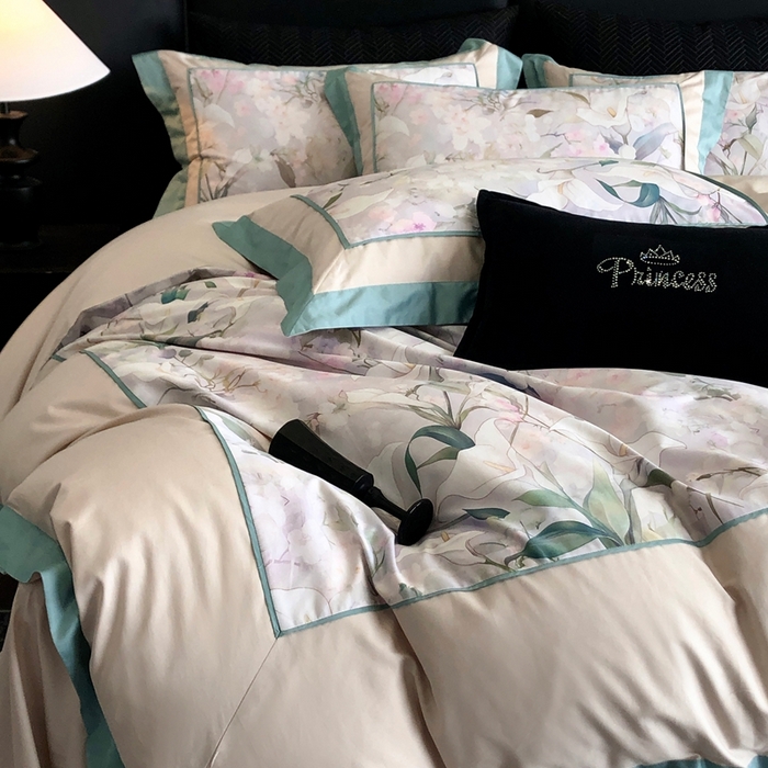 91家纺网 家纺一手货源 找家纺 佳汐蓝家纺 2025秋冬新款臻棉磨毛数码印花大拼角四件套 雅佳茹-粉