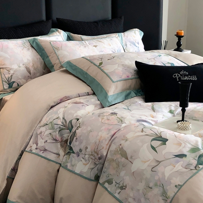 91家纺网 家纺一手货源 找家纺 佳汐蓝家纺 2025秋冬新款臻棉磨毛数码印花大拼角四件套 雅佳茹-粉