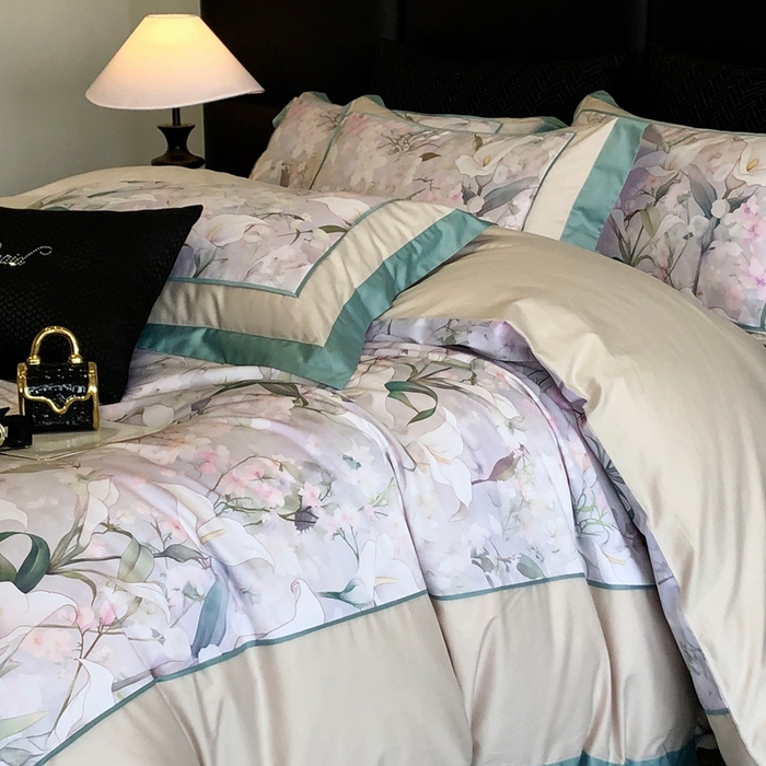 91家纺网 家纺一手货源 找家纺 佳汐蓝家纺 2025秋冬新款臻棉磨毛数码印花大拼角四件套 雅佳茹-粉