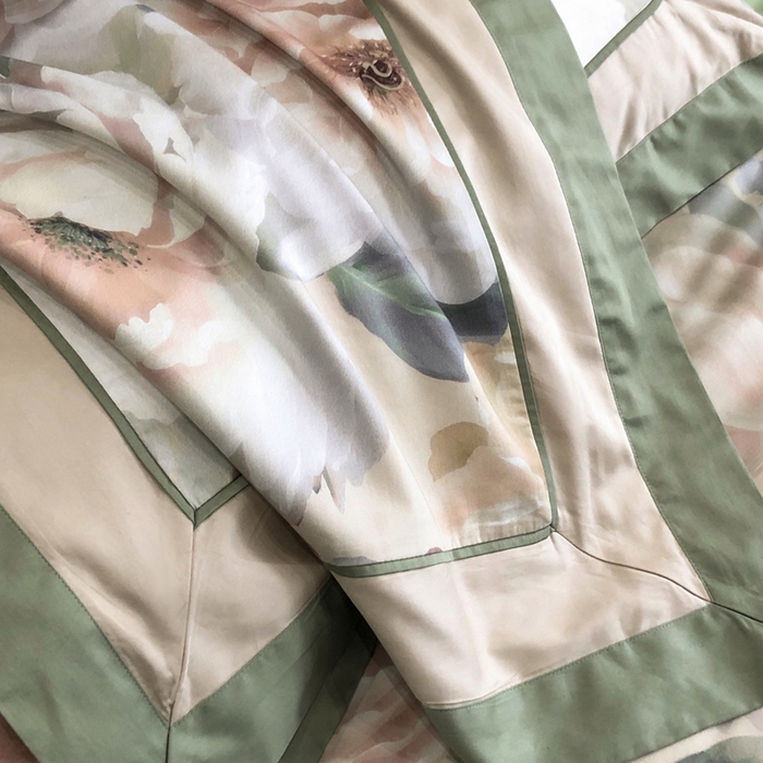 91家纺网 家纺一手货源 找家纺 佳汐蓝家纺 2025秋冬新款臻棉磨毛数码印花大拼角四件套 芸霞-黄