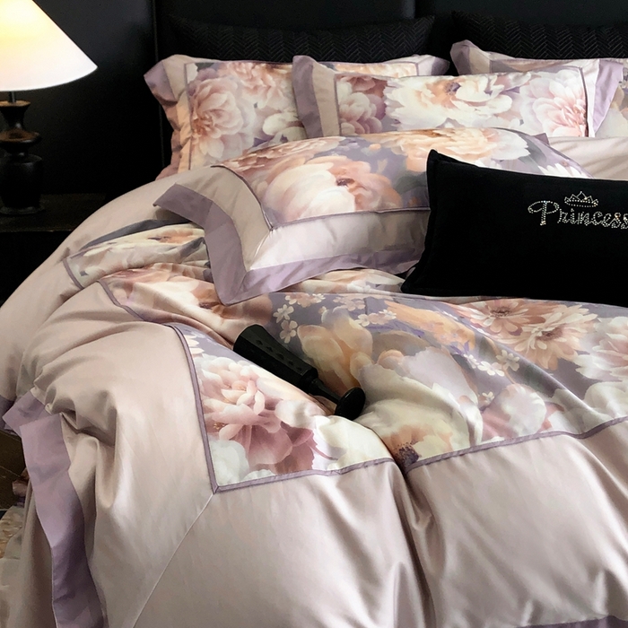 91家纺网 家纺一手货源 找家纺 佳汐蓝家纺 2025秋冬新款臻棉磨毛数码印花大拼角四件套 雲霞-藕色