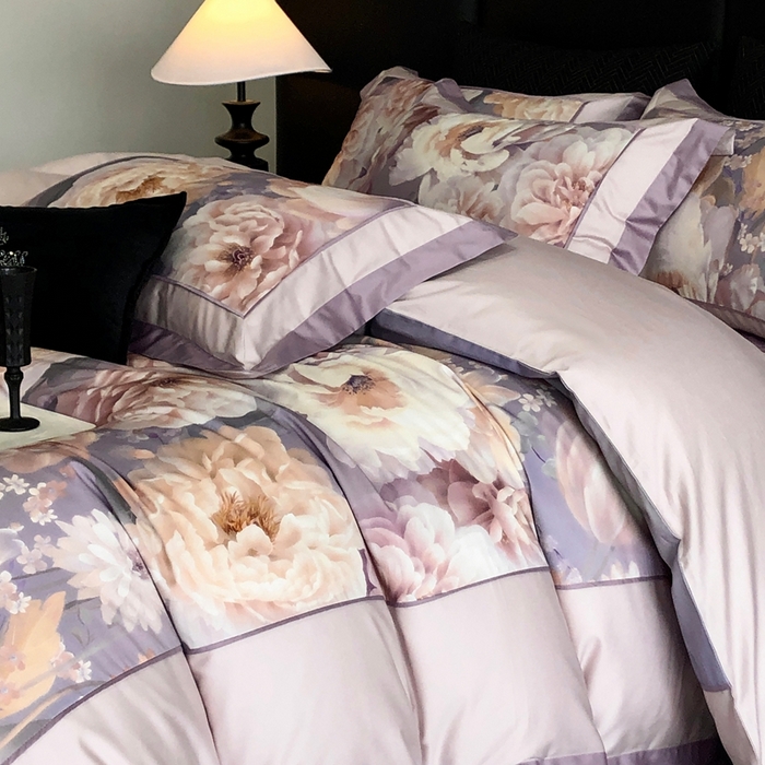 91家纺网 家纺一手货源 找家纺 佳汐蓝家纺 2025秋冬新款臻棉磨毛数码印花大拼角四件套 雲霞-藕色