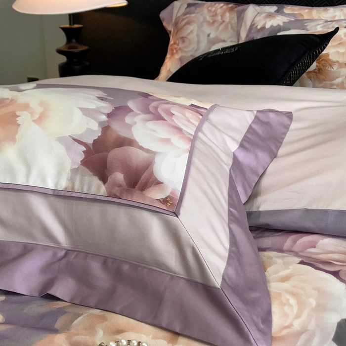 91家纺网 家纺一手货源 找家纺 佳汐蓝家纺 2025秋冬新款臻棉磨毛数码印花大拼角四件套 雲霞-藕色