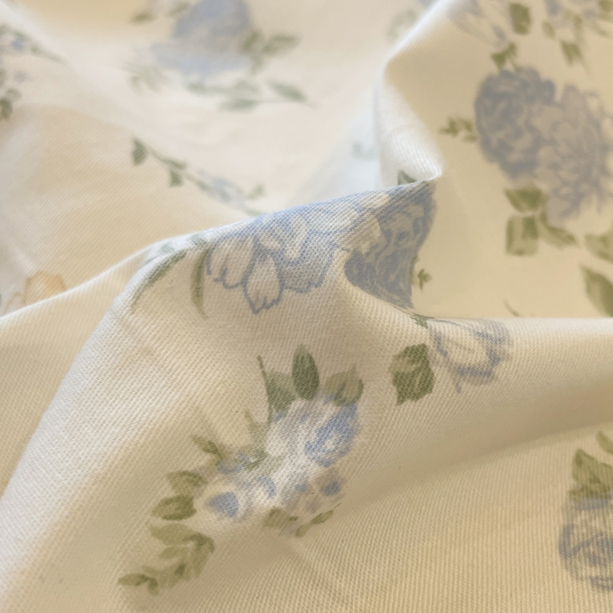 91家纺网 家纺一手货源 找家纺 羚羊语家纺 2025秋冬新款复古小清新花边款40支全棉纯棉轻法式13372小清新喷气印花 晨露雨季